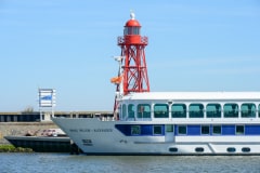 Prins Willem - Alexander beim Leuchtturm im Hafen von Den Oever
