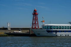 Prins Willem - Alexander beim Leuchtturm im Hafen von Den Oever