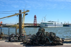 Netze vor Leuchtturm und Prins Willem - Alexander im Hafen von Den Oever