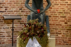 Bronzefigur „Die Trauernde" von Heinz Hölker