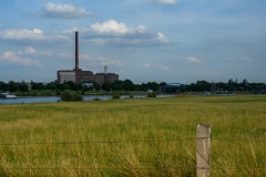 Blick über den Rhein auf Thyssen-Krupp Kraftwerk Hermann Wenzel
