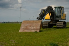 Bagger beim Emssperrwerk Emden
