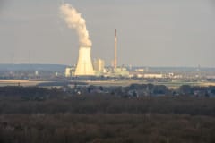 Blick von der Halde Rheinpreußen in Moers auf ein Kraftwerk