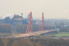 Blick von der Halde Rheinpreußen in Moers auf eine Autobahnbrücke