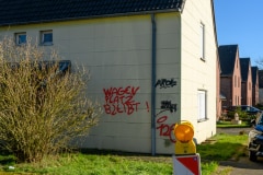 Haus mit Grafiti "Wagenplatz bleibt! in Morschenich