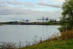 Blick auf uct Container Terminal am Rhein
