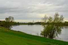 Blick über den Rhein auf Rheinbrücke und Fernsehturm
