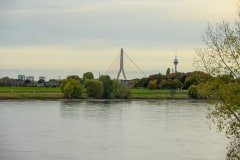 Blick über den Rhein auf Rheinbrücke und Fernsehturm
