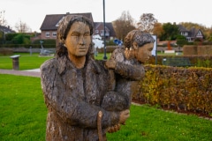 Foto-9010578-DE-Rees-Skulpturenpark-Junge-Frau-mit-Kind-web-1920-80