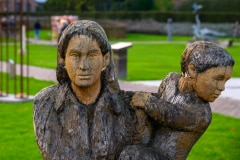 Foto-9010714-DE-Rees-Skulpturenpark-Junge-Frau-mit-Kind-web-1920-80