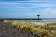 Grüner Leuchtturm mit Helikoper-Platform  im Rotterdamer Hafen