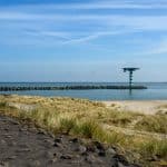 Fotospot Ship Spotting im Rotterdamer Hafen GrĂ¼ner Leuchtturm mit Helikoper-Platform im Rotterdamer Hafen