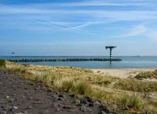 Fotospot Ship Spotting im Rotterdamer Hafen Grüner Leuchtturm mit Helikoper-Platform im Rotterdamer Hafen